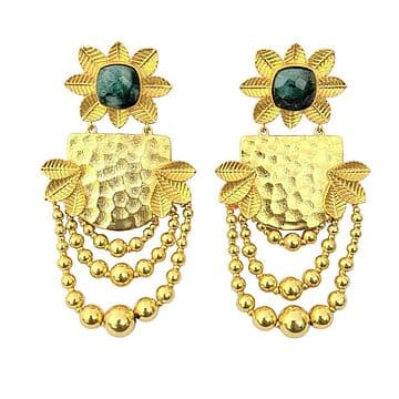 BRINCOS LATÃO COM BANHO OURO 24KT, FLOR COM RAIZ DE ESMERALDA